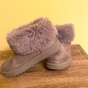 Girls furry boots